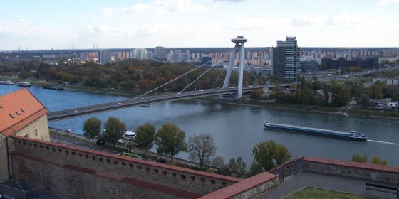 Puente SNP o Nový Most, conocido popularmente como "puente ovni", que une Bratislava vieja y nueva