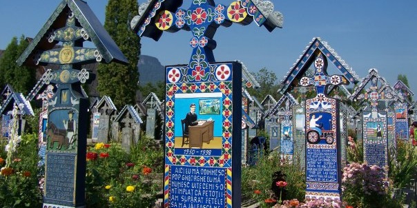 Epitafios artísticos del cementerio "feliz" de Sapanta, en la frontera con Ucrania