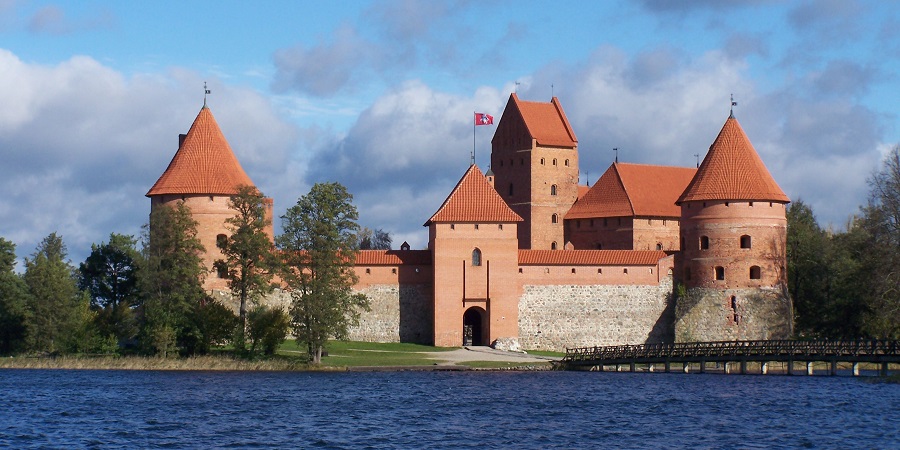 Lago Galvé y castillo de Trakai, emblemática y antigua capital de Lituania