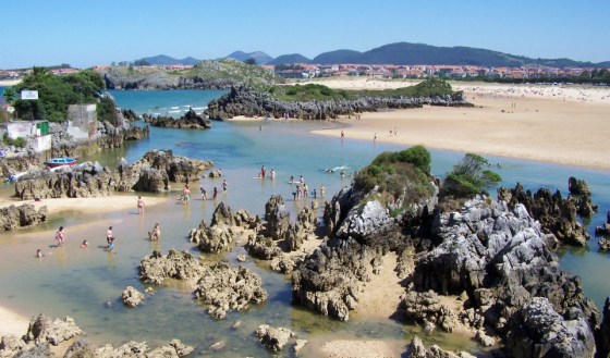 Playa de Los Barcos, en Isla (Cantabria), casi unida a Cuarezo y Ris, Noja, en marea baja