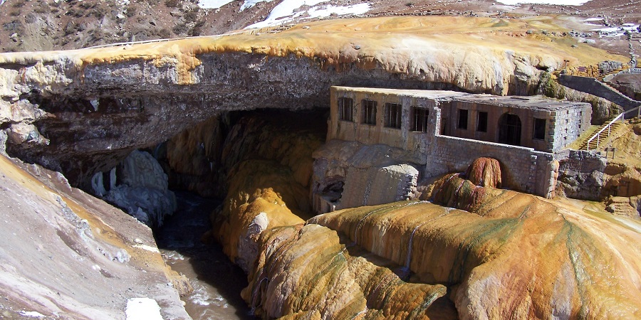 Puente del Inca, en el corazón del Parque del Aconcagua, Andes Argentinos, último tramo del Camino del Inca y pie de la frontera con Chile