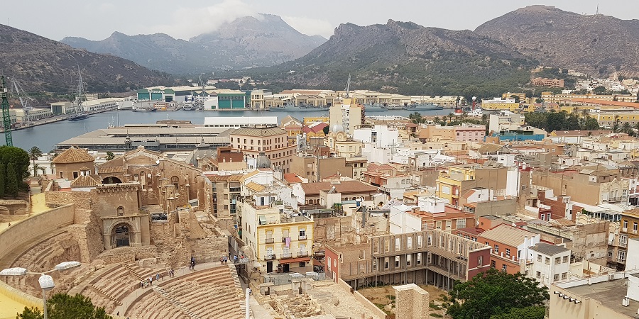 Teatro romano, puerto y mar Mediterráneo desde el Castillo de la Concepción