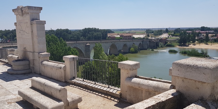 Puente de Tordesillas, en Valladolid, sobre el río Duero, con su playa fluvial