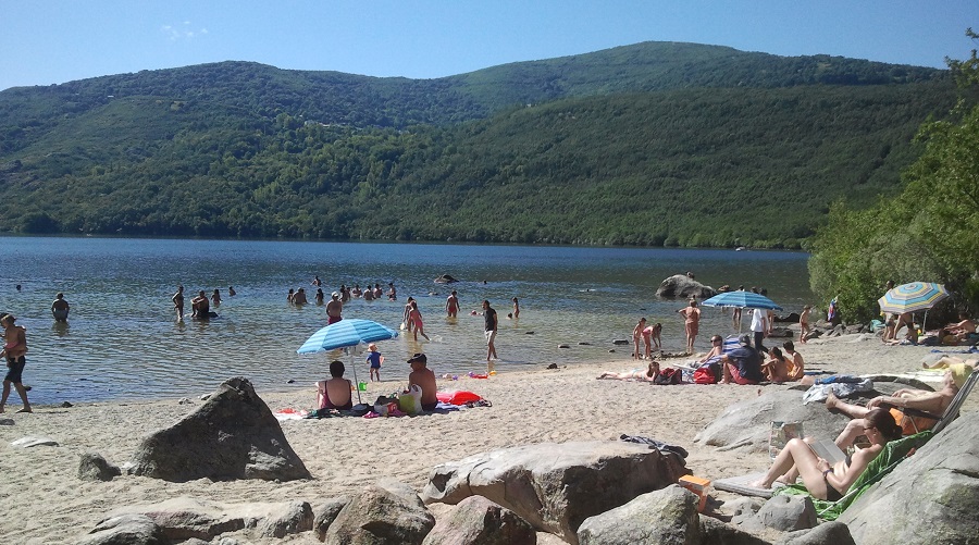 Playa de Custa Llago en el lago de Sanabria