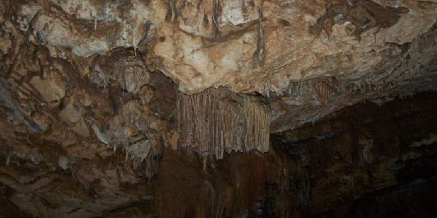 Techumbre y pequeña colada en las cuevas de Vjetrenica, Bosnia