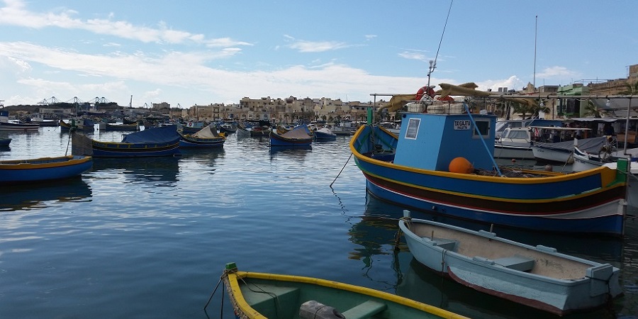 Malta: coloridas barcas o luzzus en el pueblo pesquero de Marsaxlokk