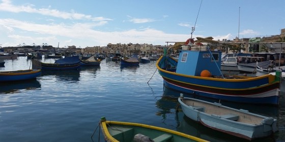 Malta: coloridas barcas o luzzus en el pueblo pesquero de Marsaxlokk