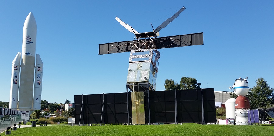 Tolouse, Jardines de la Cité de l'Espace, con el Ariane 5 y un satélite