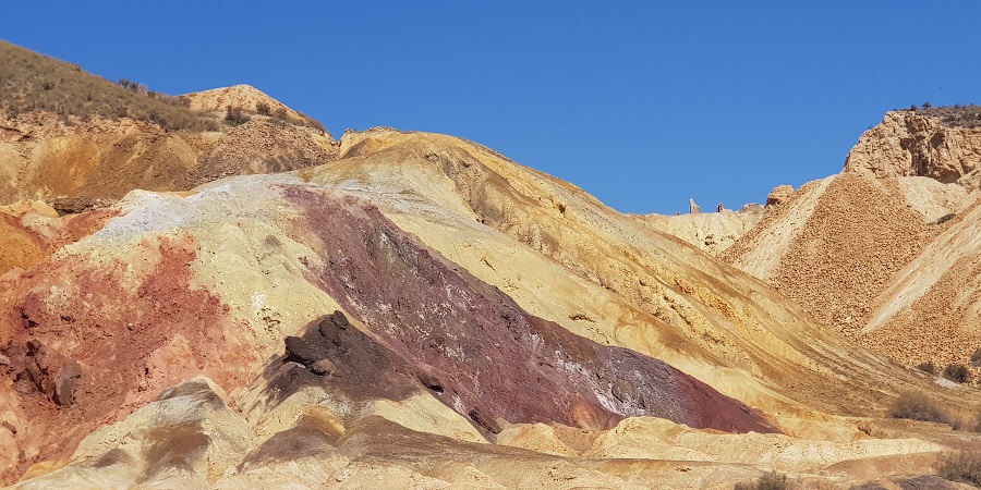 Escombrera de entrada a las minas de Mazarrón, colores de Marte o como el Cerro de los Siete Colores, Murcia