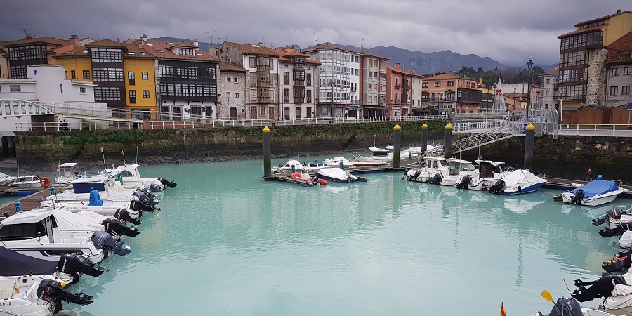 Puerto de Llanes, Asturias, con sus aguas turquesa brillante y el Cuera entre nubes