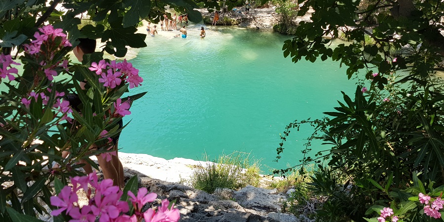 El espectacular azul turquesa de las aguas de Pou Clar resalta entre la vegetación en torno a Pou de la Reixa
