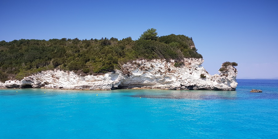 Explosivas aguas azules de la playa de Mesovrika, en Antipaxos, al sur de Paxos y Corfú