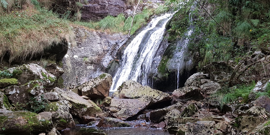 Cascada de Morlongo, salto de agua del río Vilanova, en Villanueva de Oscos