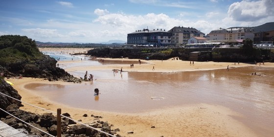 Las playas de Isla (Cantabria), desde El Sable hasta Cuarezo, unidas en un enorme arenal en bajamar
