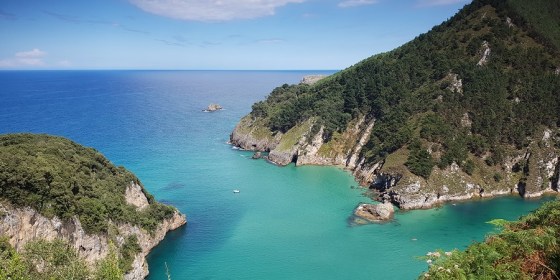 Desembocadura del río Nansa, que forma la ría de Tina Menor, que enmarca junto con la Mayor, la Península de Pechón