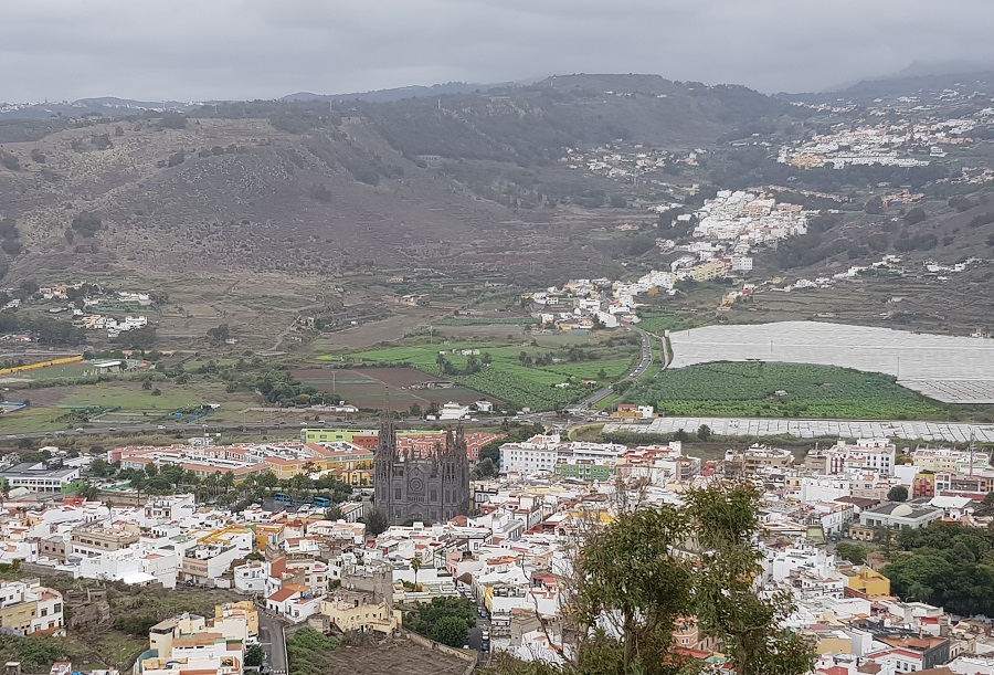 Arucas, con su imponente iglesia de San Juan Bautista, y las montañas tras el pueblo