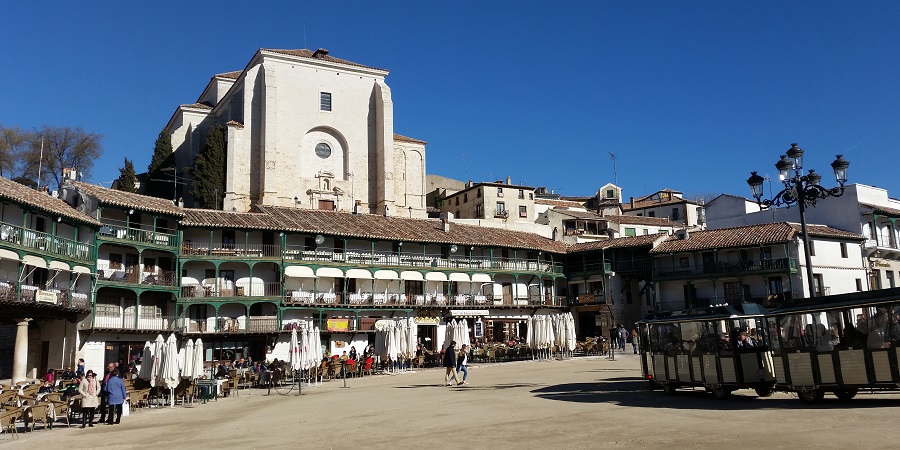 Plaza Mayor de Chinchón presidida por la iglesia de la Asunción, uno de los pueblos con más encanto de Madrid