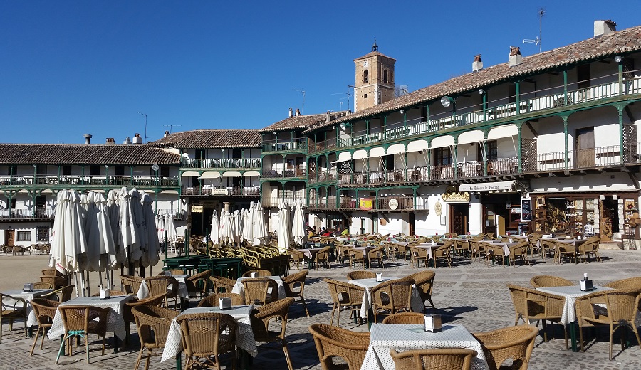 Plaza Mayor de Chinchón presidida por la Torre del Reloj