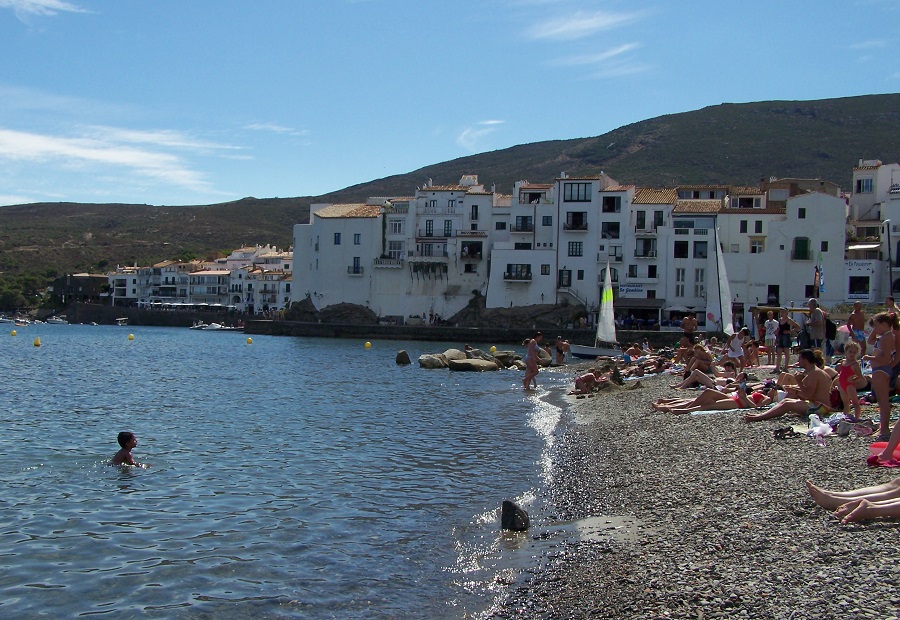 Casas blancas de la playa de Cadaquès, Cabo de Creus, Girona