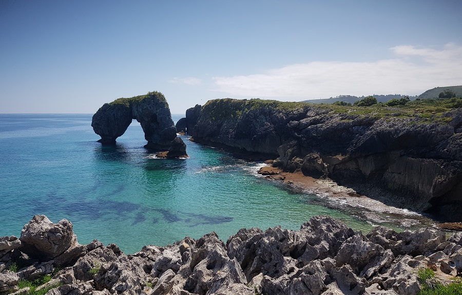 Castro de las Gaviotas desde las inmediaciones de La Huelga, Llanes