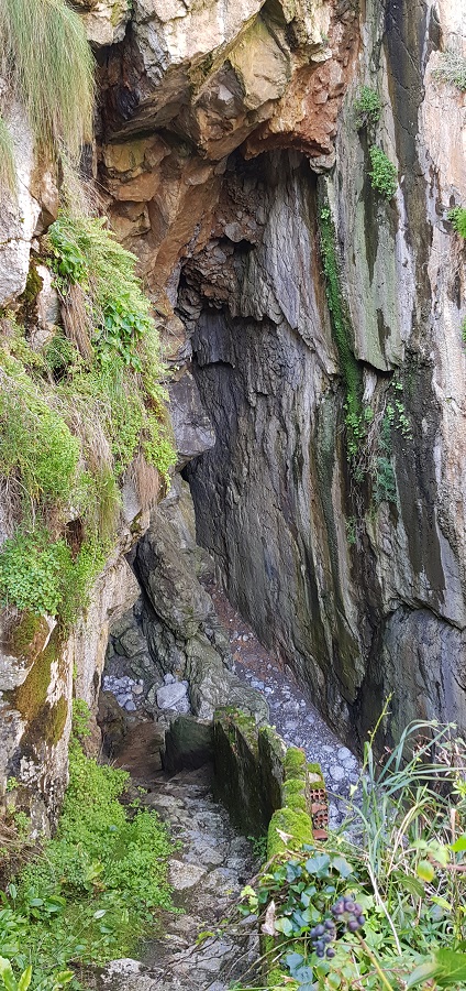 Fondo del tajo de La Canal, la playa mínima con vistas al Castro de las Gaviotas