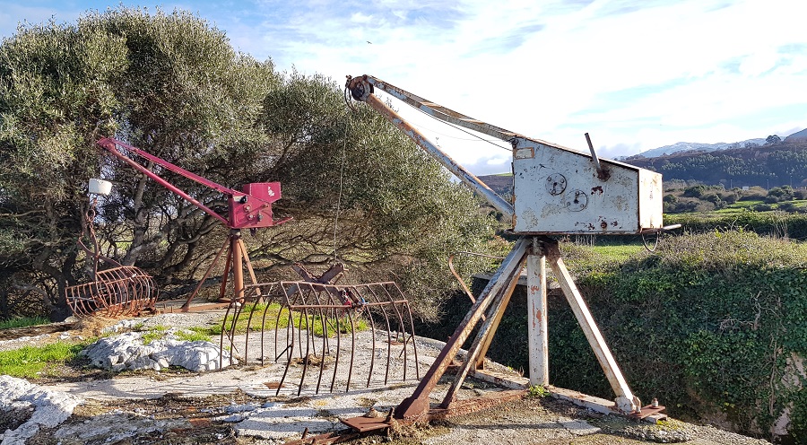Nasas o aparejos de pesca sobre La Canal del Castro de las Gaviotas, también llamados "las minas"
