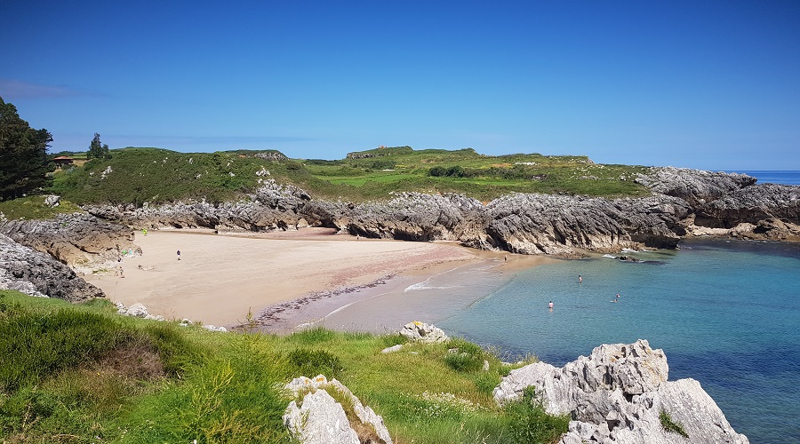 Playa de La Huelga en bajamar en primavera, con arena blanca y agua turquesa