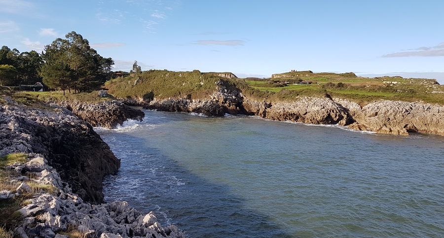 Playa de La Huelga completamente comida por la pleamar, invierno