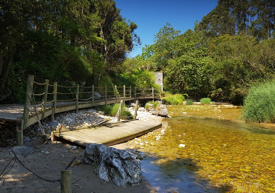 Río San Cecilio, al fondo de la playa de La Huelga, Llanes