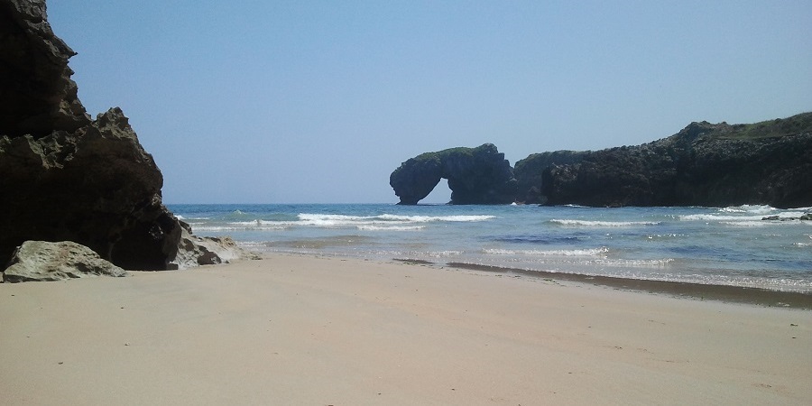 Playa de La Huelga, en Llanes, y Castro de las Gaviotas