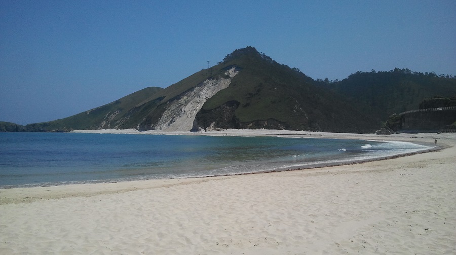Playa de San Antolín de Bedón, con el argayo y su blanca arena, primavera