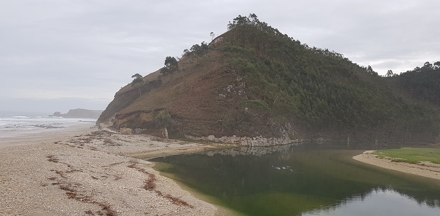 Pozu las Ánimas, o lo que queda de él, tras la playa de San Antolín de Bedón, desembocadura del río Bedón