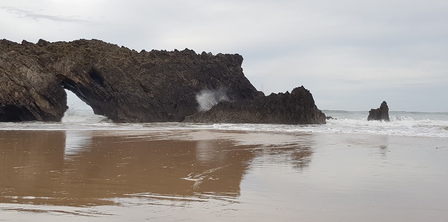 Punta de La Dehesa con su "Furacu", San Antolín de Bedón, Llanes