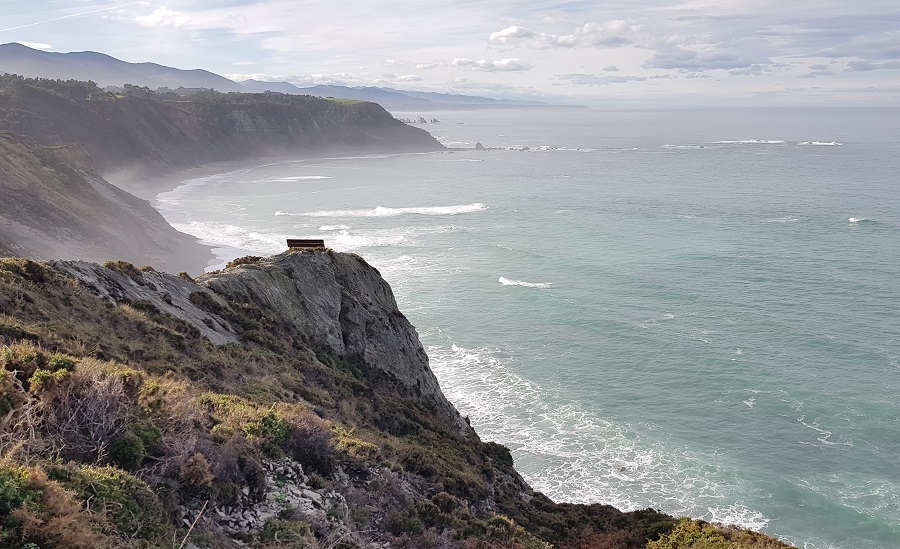 Mirador del Sablón en su contexto: el banco del fin del mundo en Cabo Vidío, Cudillero