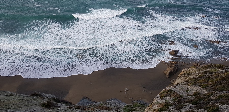 Pequeña playa al fondo del acantilado llegando al mirador del Sablón, Cabo Vidío, Cudillero