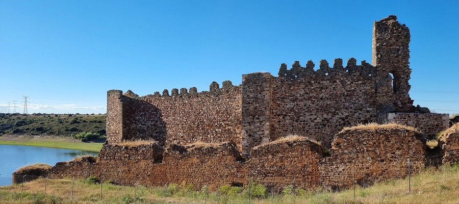 Detalle del paño sur del Castillo de Castrotorafe, el mejor conservado. Presa de Ricobayo sobre el Esla, Zamora