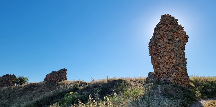 Piedras en pie de la muralla de Castrotorafe, Zamora
