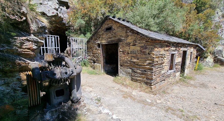 Acceso a Mina Carmina, con la verja de las galerías abierta a las visitas y la cuadra-forja