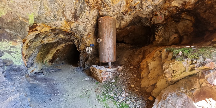 Entrada a la galería principal de Mina Carmena, con pequeñas galerías anexas en altura y el cuadro de la luz