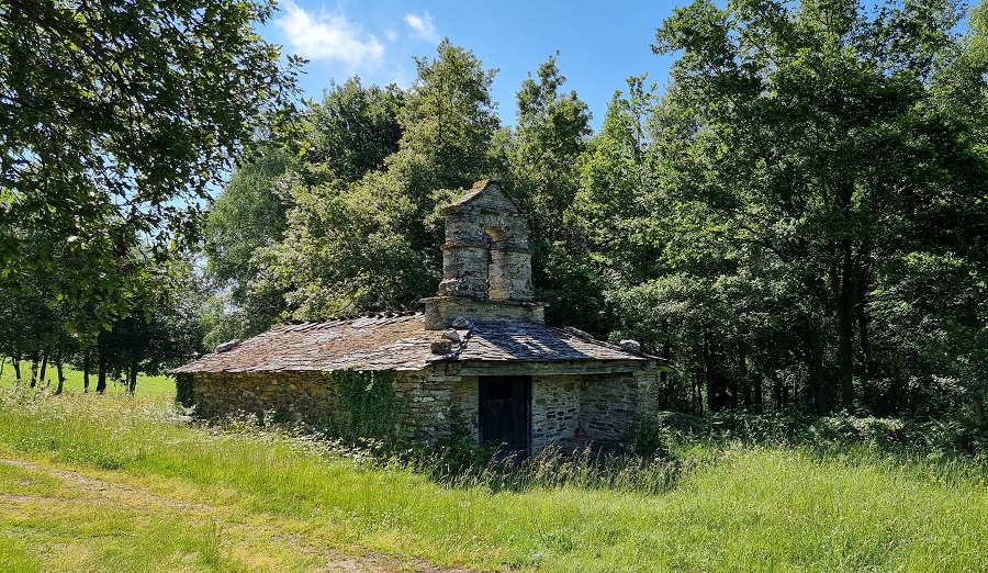 Ermita de Santa Engracia, en Vilarín de Tresmonte, punto de partida de la ruta a Mina Carmina