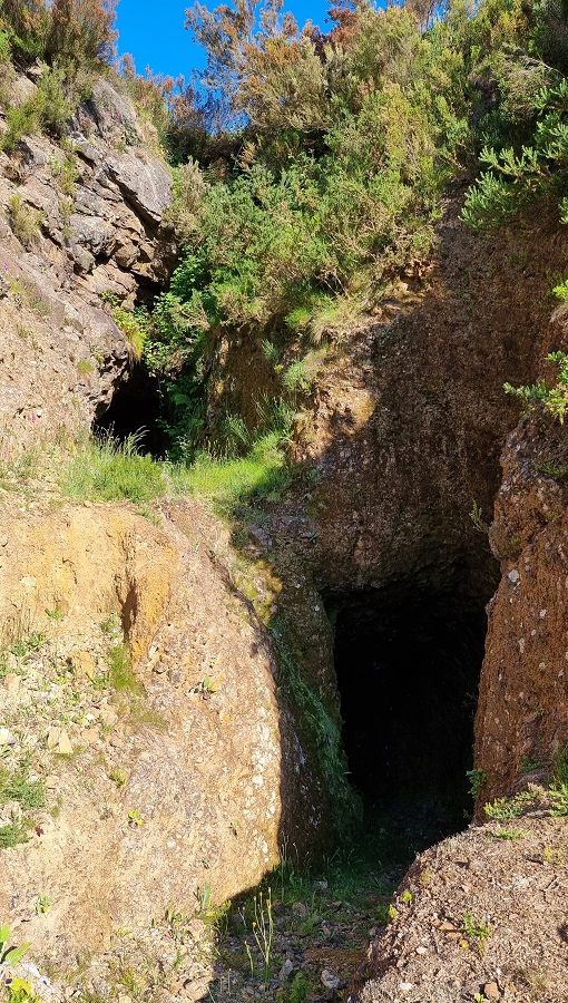 Bocas de las galerías media y superior de la mina de Peña Tascón