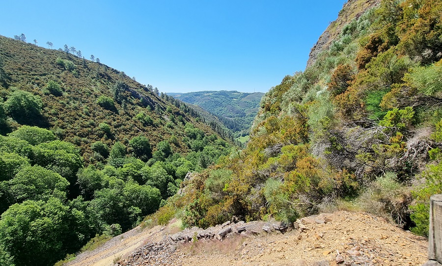 Mirador de Mina Carmina con la ruta desde As Talladas difuminada en la ladera izquierda