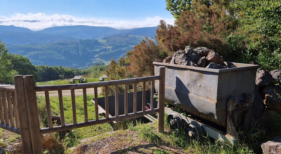 Vagoneta de Peña Tascón y mirador desde la mina