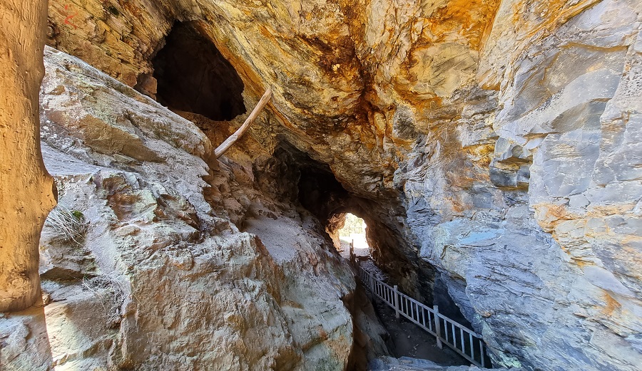 Pasadizo que da acceso al conjunto de galerías de Mina Carmina y galería superior, con el mirador al fondo